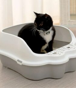 Semi-Enclosed Anti-Splash Cat Litter Box with Deodorizing Features